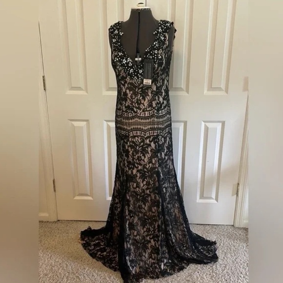 NWT Stunning Black & Champagne Sheath Lace Backless Sleeveless Gown With V-Neck - Picture 6 of 9